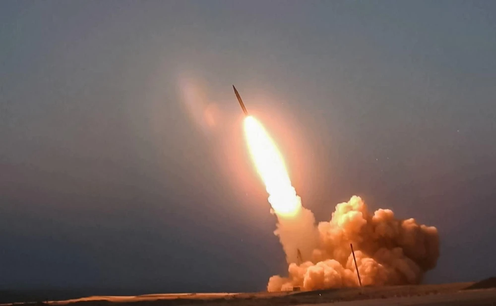 Tên lửa "Ghassem Soleimani" do Iran chế tạo được phóng thử từ một địa điểm bí mật. (Ảnh: AFP/TTXVN)