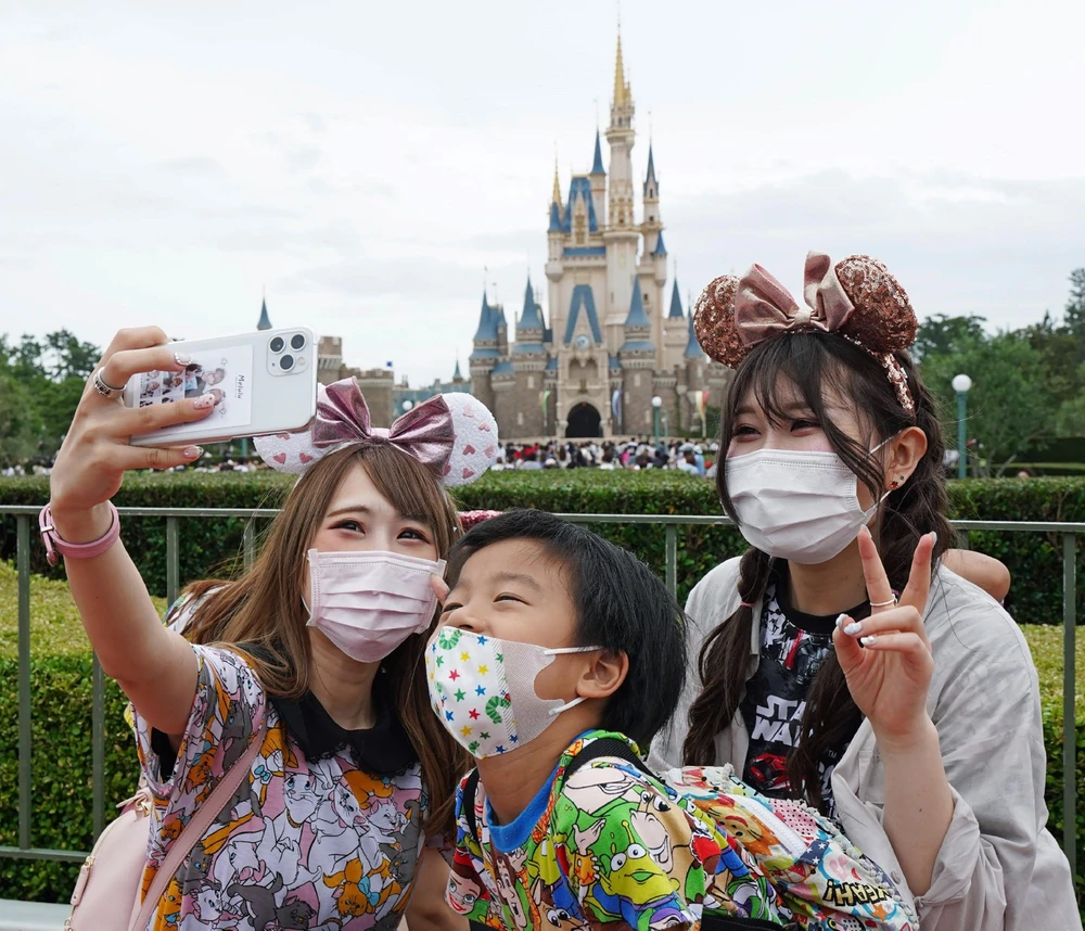 Du khách tham quan Tokyo Disneyland ở Tokyo, Nhật Bản, ngày 1/7/2020. (Ảnh: AFP/TTXVN)