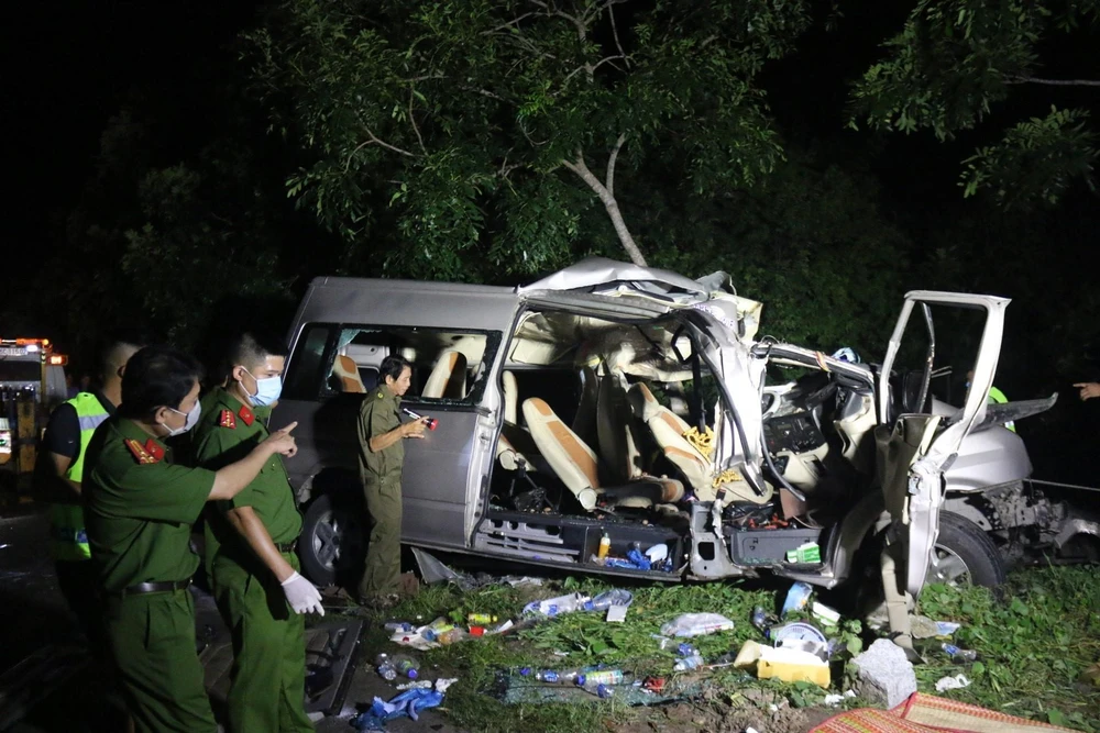 Hiện trường vụ tai nạn giao thông đặc biệt nghiêm trọng tại Bình Thuận. (Ảnh: Nguyễn Thanh/TTXVN)