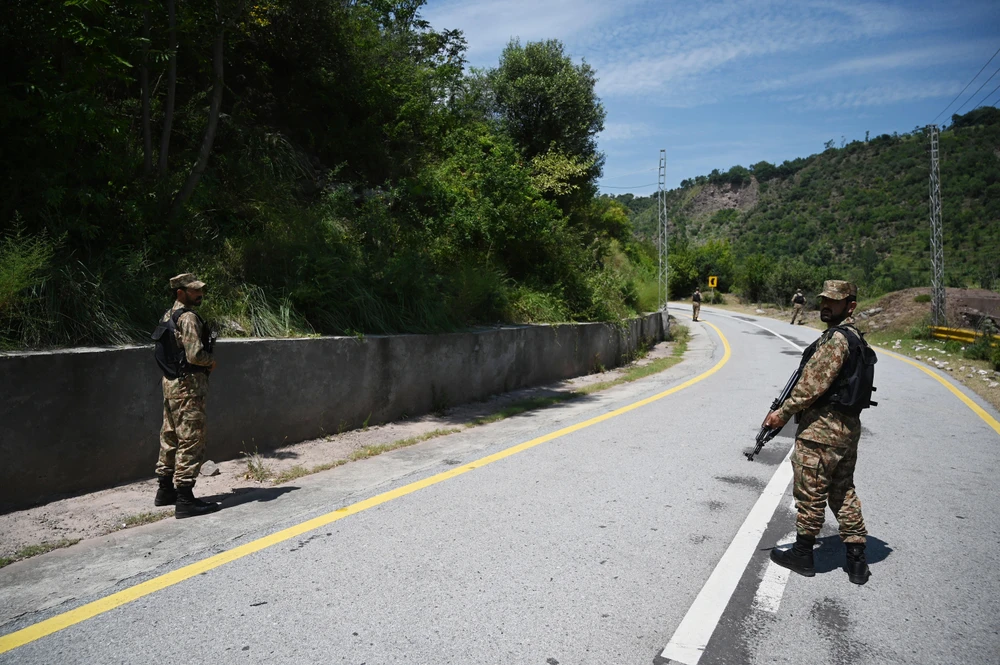 Binh sỹ Pakistan tuần tra gần đường Ranh giới Kiểm soát (LoC) phân chia khu vực Kashmir giữa Ấn Độ và Pakistan, ngày 29/8/2019. (Ảnh: AFP/TTXVN)