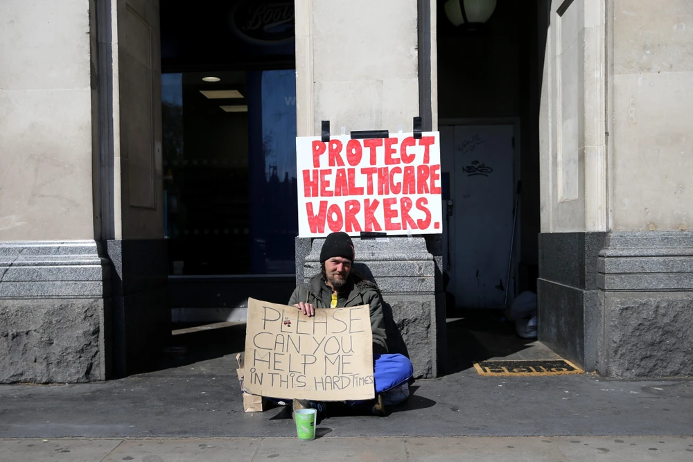 Người vô gia cư trên đường phố. (Ảnh: AFP/TTXVN)