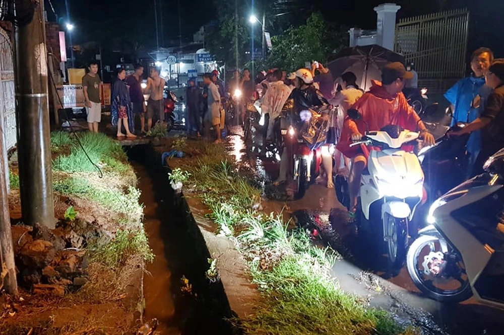 Hiện trường nơi người phụ nữ lọt cống bị nước cuốn trôi tại xã Gia Tân 1, huyện Thống Nhất, tỉnh Đồng Nai. (Ảnh: Lê Xuân/TTXVN)