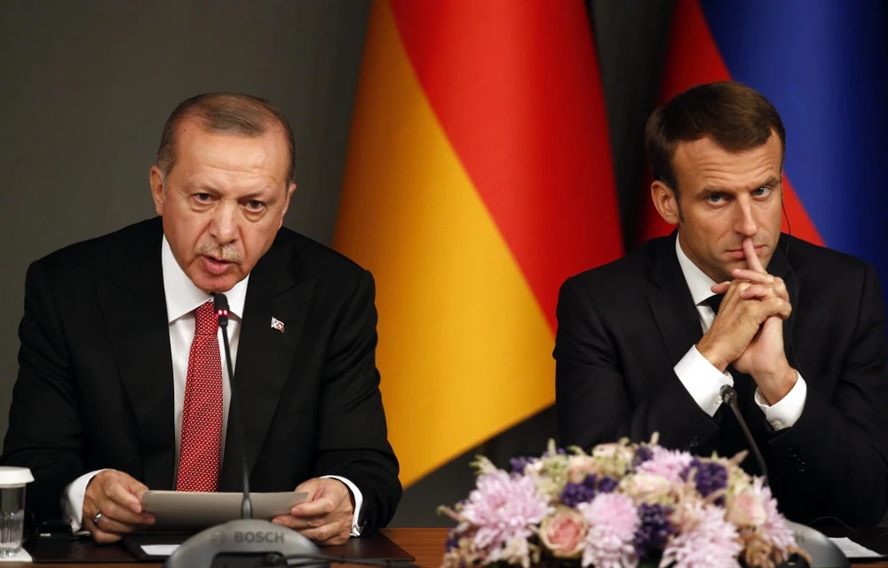 Tổng thống Pháp Emmanuel Macron và người đồng cấp Thổ Nhĩ Kỳ Recep Tayyip Erdogan. (Nguồn: AP)