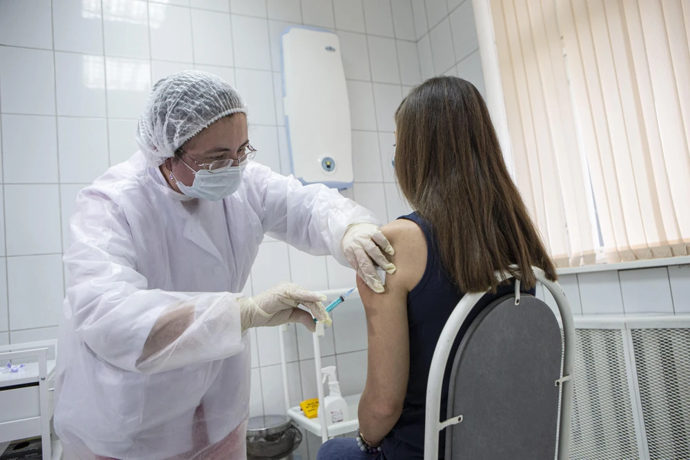 Cơ chế COVAX giúp cung cấp vắcxin cho người dân dễ bị tổn thương trên khắp thế giới. (Ảnh: THX/TTXVN)