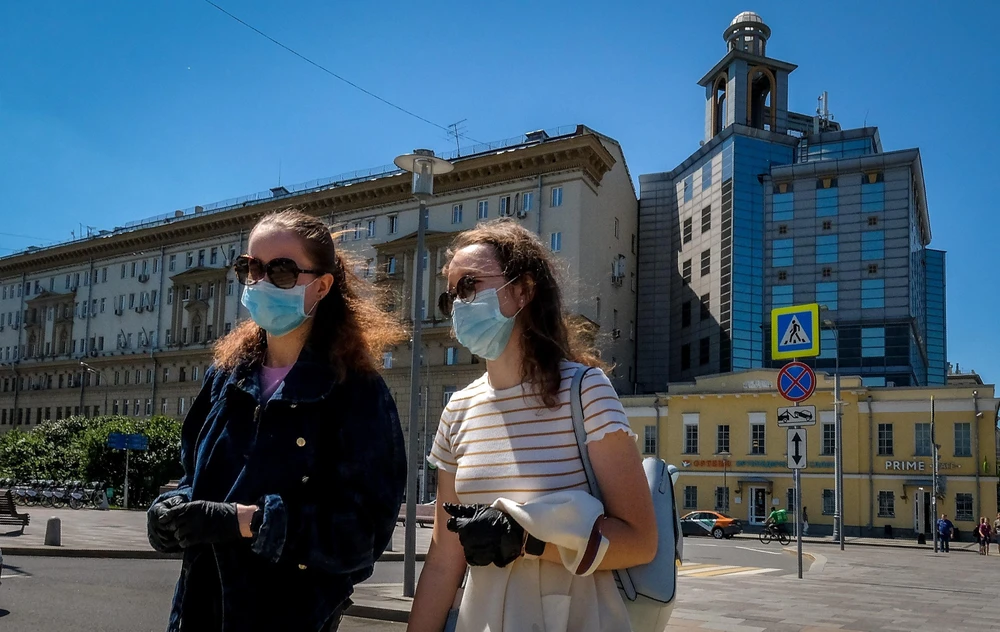 Người dân đeo khẩu trang phòng dịch COVID-19 tại Moskva, Nga ngày 22/6/2020. (Ảnh: AFP/TTXVN)