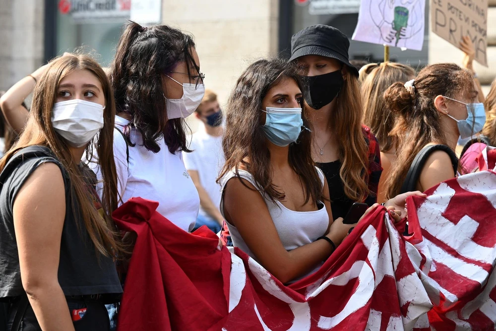 Khách du lịch đeo khẩu trang phòng dịch COVID-19 tại Rio de Janeiro, Brazil ngày 15/8/2020. (Ảnh: AFP/TTXVN)