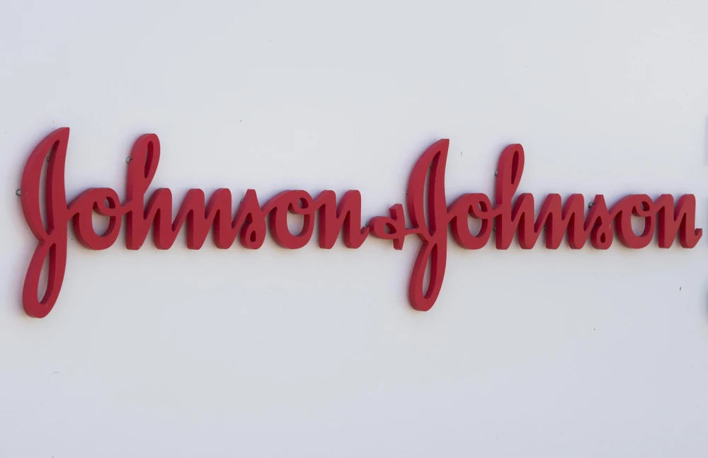 Biểu tượng của công ty Johnson & Johnson. (Ảnh: AFP/TTXVN)