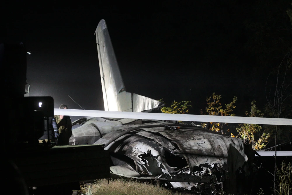 Hiện trường vụ rơi máy bay vận tải quân sự Antonov-26 gần căn cứ không quân Chuhuiv ngày 25/9/2020. (Ảnh: AFP/TTXVN)