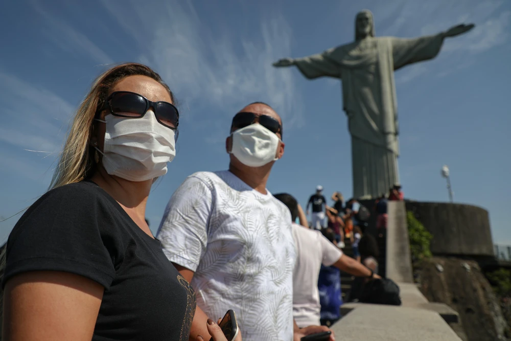 Khách du lịch đeo khẩu trang phòng dịch COVID-19 tại Rio de Janeiro, Brazil ngày 15/8/2020. (Ảnh: AFP/TTXVN)