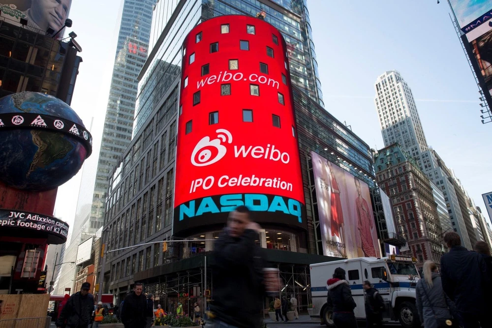 Tập đoàn Sina sở hữu nền tảng nhắn tin Weibo có kế hoạch hủy niêm yết trên sàn chứng khoán Nasdaq. (Nguồn: Bloomberg)