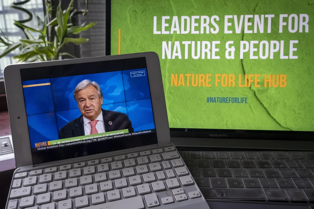 Tổng thư ký Liên hợp quốc Antonio Guterres phát biểu tại sự kiện trực tuyến với chủ đề Cam kết của các nhà lãnh đạo đối với thiên nhiên. (Ảnh: Hữu Thanh/TTXVN)