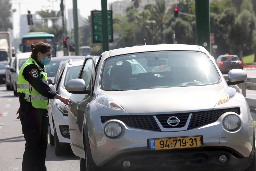 Cảnh sát kiểm tra các phương tiện tại một trạm kiểm soát ở thành phố Tel Aviv, Israel nhằm ngăn chặn sự lây lan của dịch COVID-19 ngày 23/9/2020. (Ảnh: THX/TTXVN)