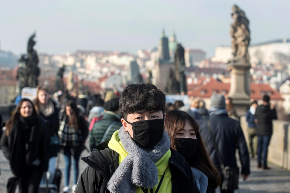 Người dân đeo khẩu trang phòng dịch COVID-19 tại Prague, Cộng hòa Séc ngày 27/1/2020. (Ảnh: AFP/TTXVN)