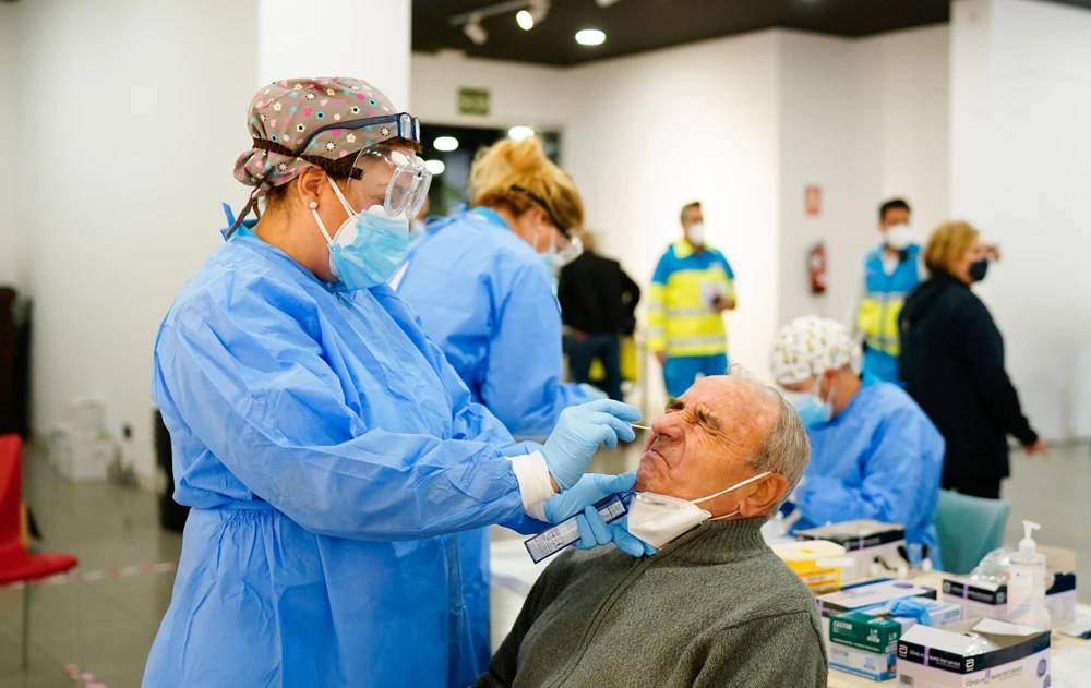 Nhân viên y tế lẫy mẫu xét nghiệm COVID-19 tại Madrid, Tây Ban Nha, ngày 29/9/2020. (Ảnh: AFP/TTXVN)