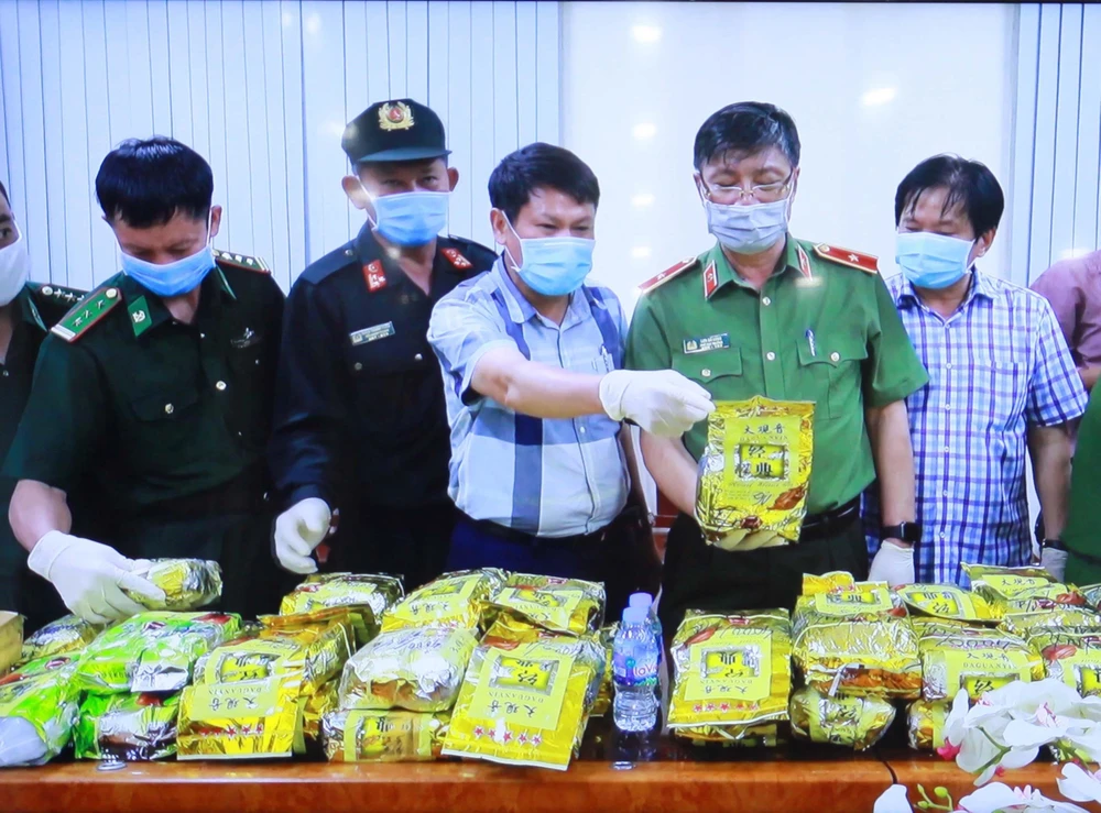 Các lực lượng phối hợp thực hiện chuyên án A720P – triệt phá đường dây mua bán, vận chuyển trái phép chất ma túy từ thành phố sang Hàn Quốc. (Ảnh: Thanh Vũ/TTXVN)