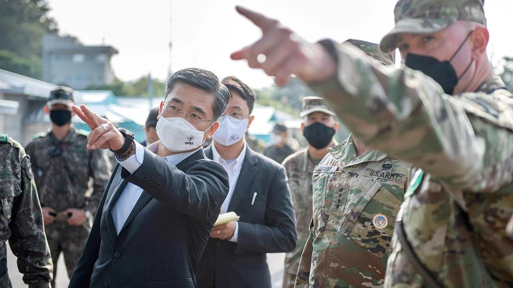 Bộ trưởng Quốc phòng Suh Wook đến thăm làng đình chiến Panmunjom. (Nguồn: AFP)