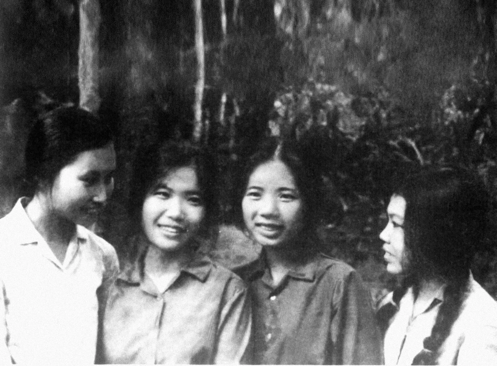 4 nữ phóng viên VNTTX Trinh-Hòa-Thoa-Thùy tăng cường cho TTXGP tại khu vực chiến trường Trung Trung bộ năm 1973. (Ảnh: Tư liệu VNTTX)