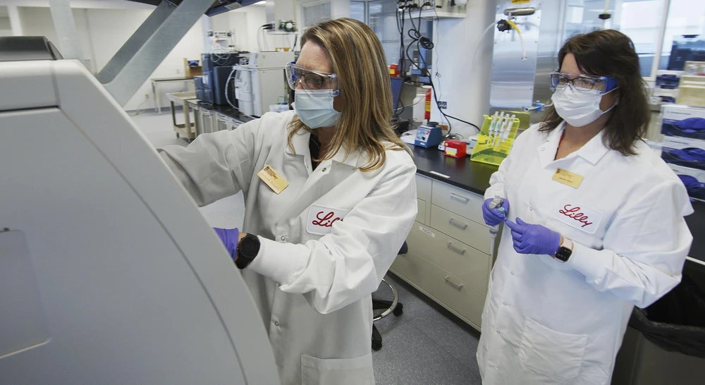 Các nhà khoa học của Eli Lilly nghiên cứu liệu pháp điều trị COVID-19 bằng kháng thể. (Nguồn: NBC News)