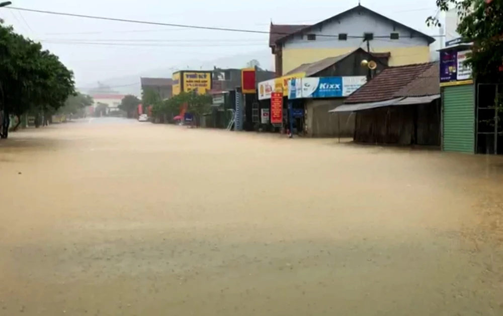 Thị trấn Quy Đạt (Tuyên Hóa, Quảng Bình) ngập sâu trong nước. (Ảnh: Văn Tý/TTXVN)