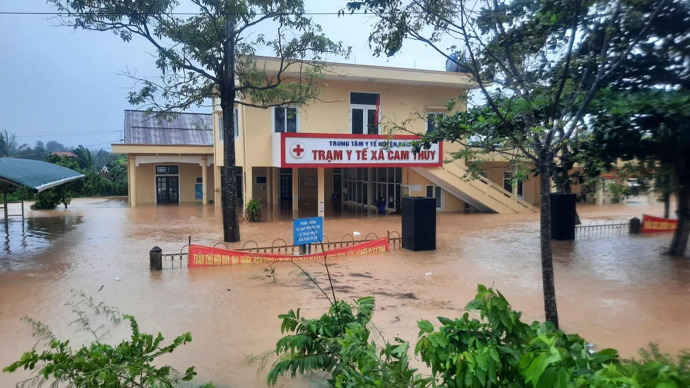 Nước lũ gây ngập lụt tại Trạm y tế xã Cam Thụy, huyện Cam Lộ. (Ảnh: Hồ Cầu/TTXVN)