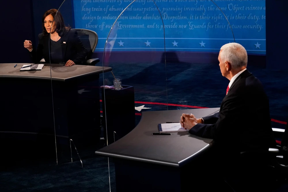 Phó Tổng thống Mỹ Mike Pence (phải) và ứng viên Phó Tổng thống đảng Dân chủ, Thượng nghị sỹ Kamala Harris trong cuộc tranh luận trực tiếp duy nhất gày 7/10/2020. (Ảnh: AFP/TTXVN)