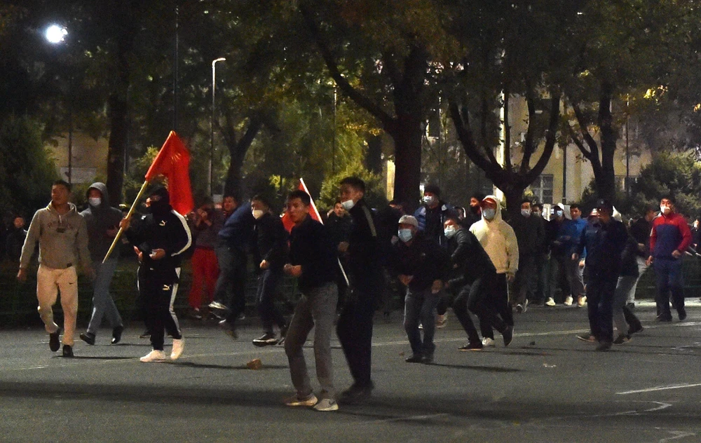 Biểu tình phản đối kết quả bầu cử Quốc hội tại thủ đô Bishkek, Kyrgyzstan ngày 5/10/2020. (Ảnh: AFP/TTXVN)