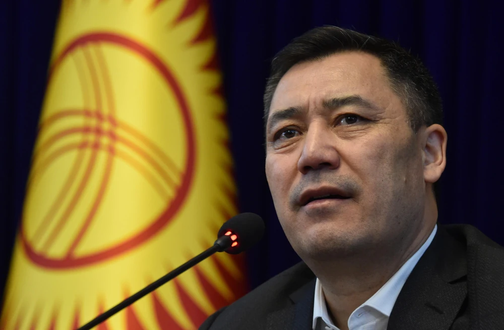 Tân Thủ tướng Kyrgyzstan Sadyr Zhaparov phát biểu tại cuộc họp báo ở Bishkek ngày 10/10/2020. (Ảnh: AA/TTXVN)