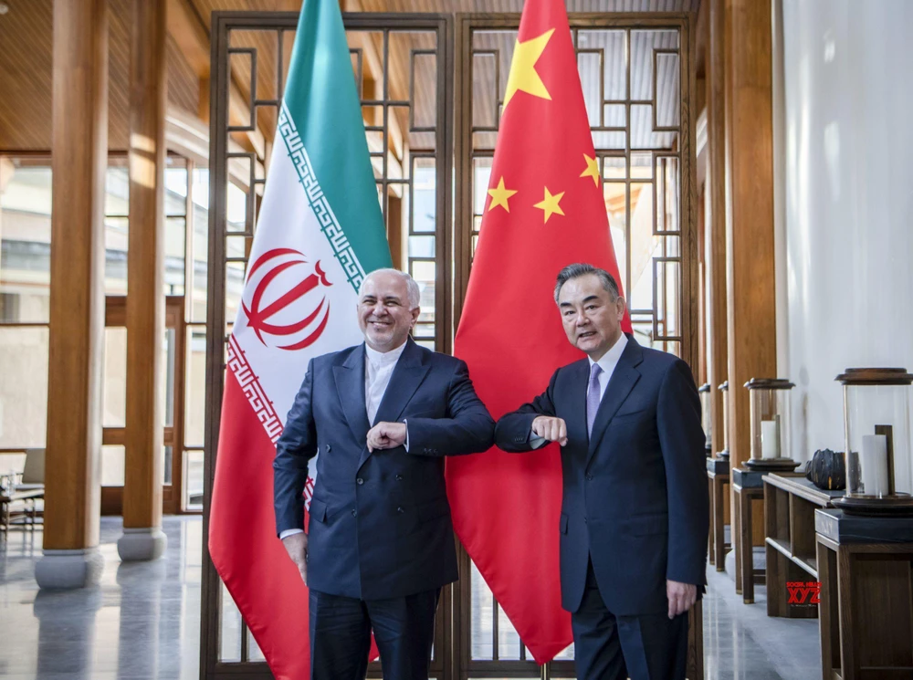 Ngoại trưởng Trung Quốc Vương Nghị và người đồng cấp Iran Javid Zarif. (Nguồn: socialnews.xyz)