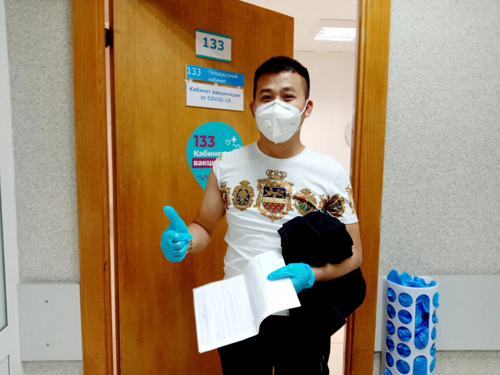Anh Hồ Anh Tuấn (quê Nghệ An) tự nguyện tham gia chương trình vắcxin vì mục đích kinh tế tại bệnh viện số 220 ở trung tâm Moskva. (Ảnh: Trần Hiếu/TTXVN)