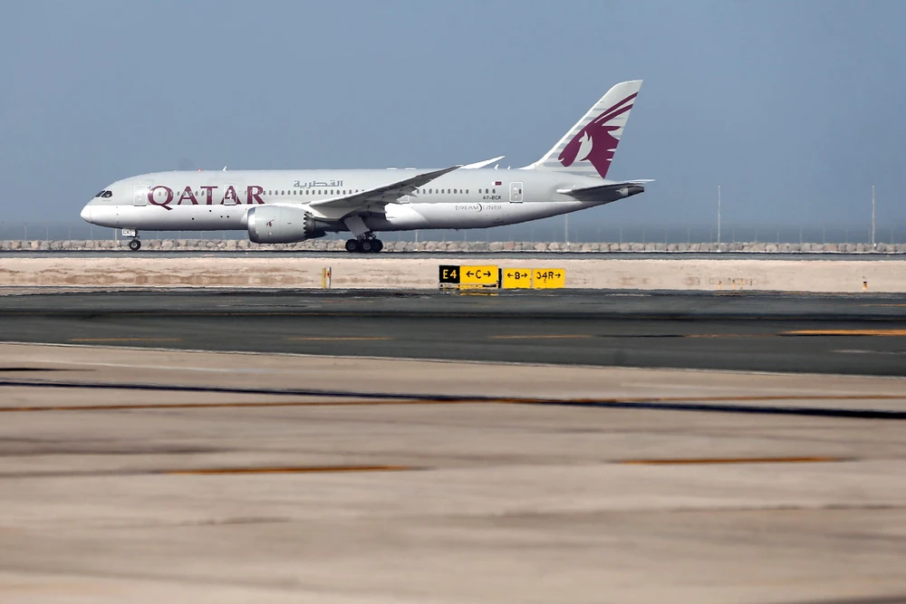 Máy bay của Hãng hàng không Qatar Airways tại sân bay ở Doha, Qatar. (Ảnh: AFP/TTXVN)