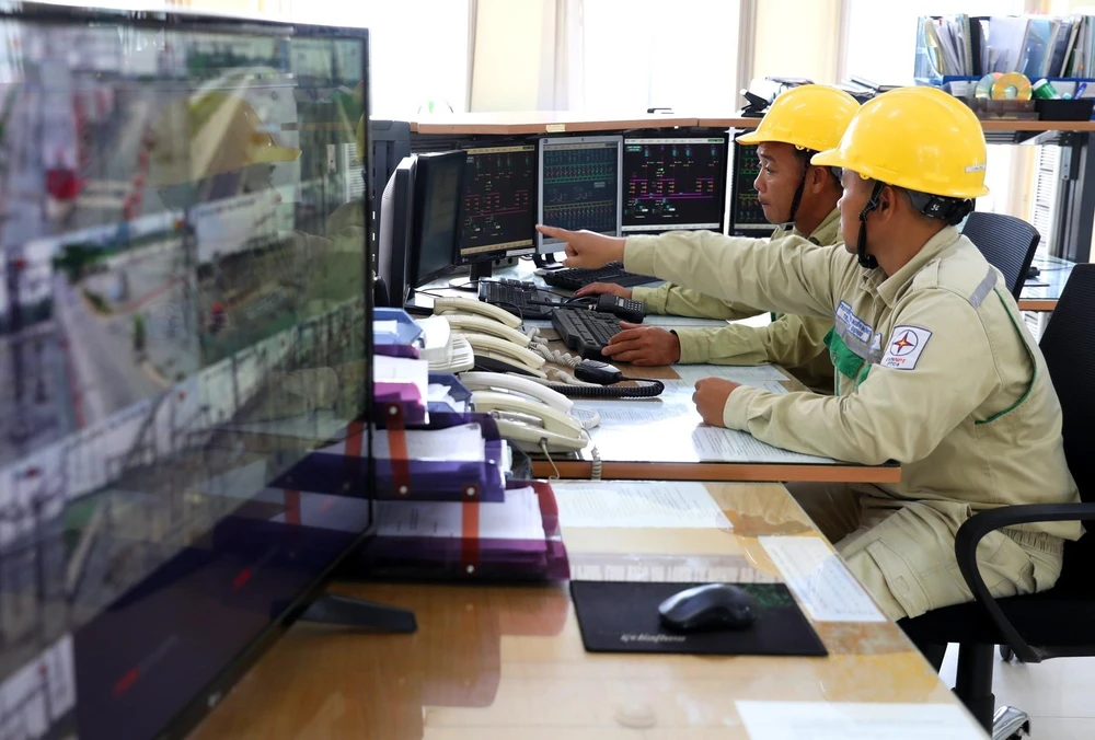 Công nhân Công ty Truyền tải Điện 4 kiểm tra kỹ thuật, vận hành trạm biến áp 500kV Tân Định. (Ảnh: Ngọc Hà/TTXVN)