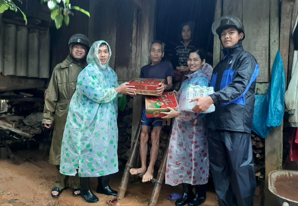 Tỉnh đoàn Quảng Trị tặng mỳ ăn liền và nước uống cho nhân dân vùng bị ảnh hưởng nặng do lũ lụt ở huyện Hướng Hóa. (Ảnh: Hồ Cầu/TTXVN)
