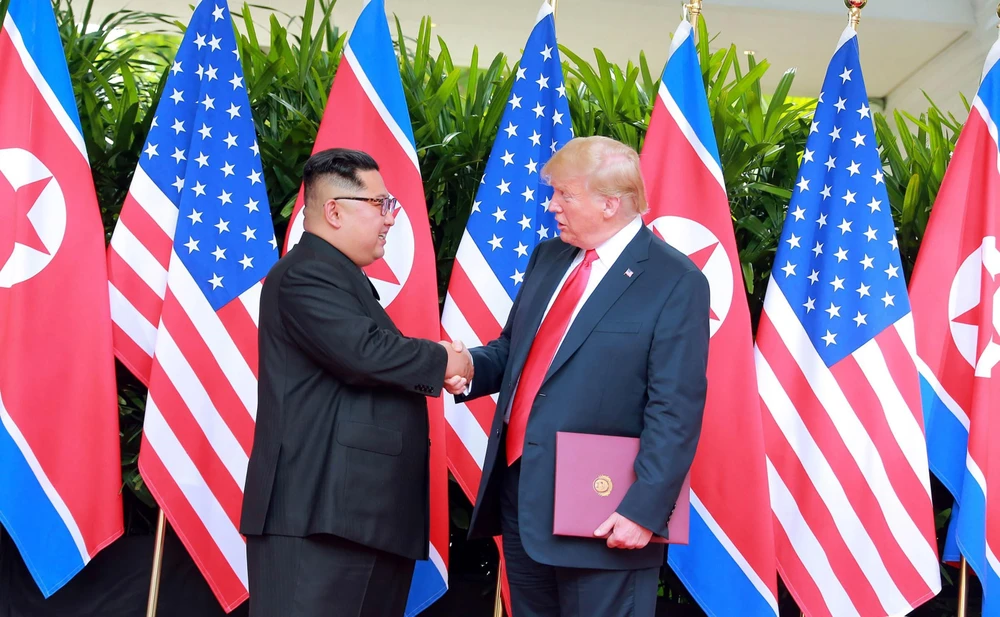 Tổng thống Mỹ Donald Trump (phải) và nhà lãnh đạo Triều Tiên Kim Jong-un tại Hội nghị thượng đỉnh ở Singapore ngày 12/6/2018. (Ảnh: AFP/TTXVN)