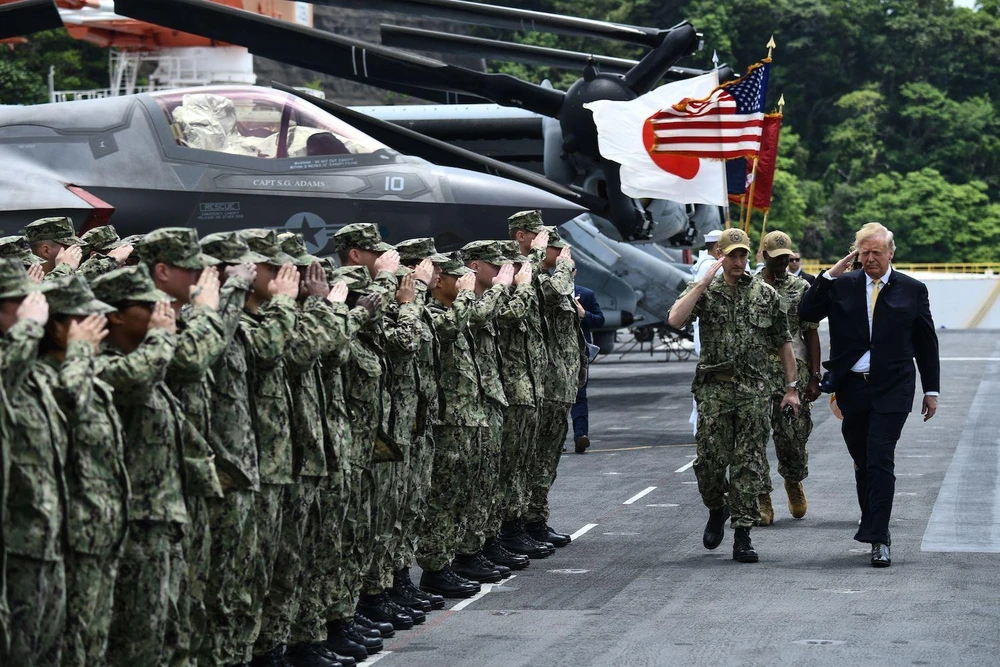 Tổng thống Donald Trump thăm các binh sỹ Mỹ đồn trú tại căn cứ Yokosuka tại Nhật Bản. (Nguồn: AFP)