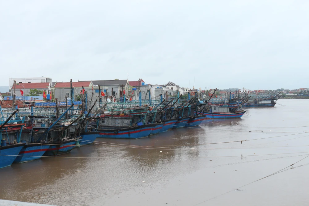 Tàu thuyền neo đậu tránh trú bão số 7 tại cảng Lạch Thơi, xã Sơn Hải, huyện Quỳnh Lưu, tỉnh Nghệ An. (Ảnh: Nguyễn Oanh/TTXVN)