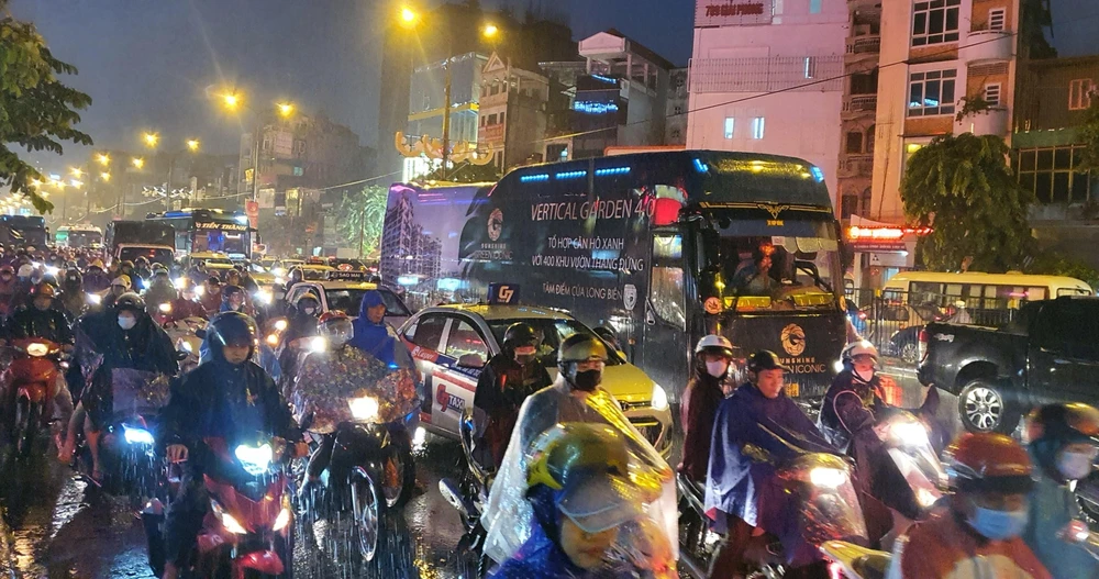 Mưa lớn gây ùn tắc kéo dài trên đường Đại Cồ Việt trong giờ cao điểm. (Ảnh: Danh Lam/TTXVN)
