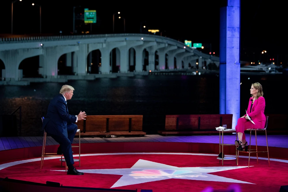 Tổng thống Mỹ Donald Trump (trái) trả lời các câu hỏi của cử tri tại thành phố Miami, bang Florida ngày 15/10/2020. (Ảnh: AFP/TTXVN)