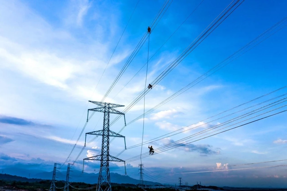 Thi công dự án đường dây truyền tải 500 kV, 220 kV tại huyện Thuận Nam để giải tỏa công suất điện các dự án năng lượng tái tạo. (Ảnh: Công Thử/TTXVN)