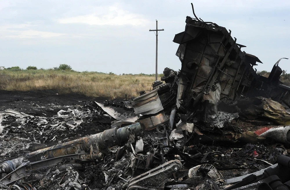 Hiện trường vụ rơi máy bay MH17 của hãng hàng không Malaysia Airlines ở gần thị trấn Shaktarsk, Ukraine, ngày 18/7/2014. (Ảnh: AFP/TTXVN)