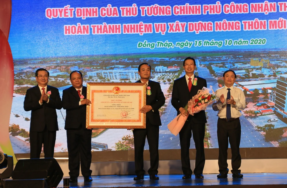 Lễ đón nhận Quyết định của Thủ tướng Chính phủ công nhận Thị xã Hồng Ngự (tỉnh Đồng Tháp) hoàn thành nhiệm vụ xây dựng nông thôn mới năm 2019. (Ảnh: Chương Đài/TTXVN)