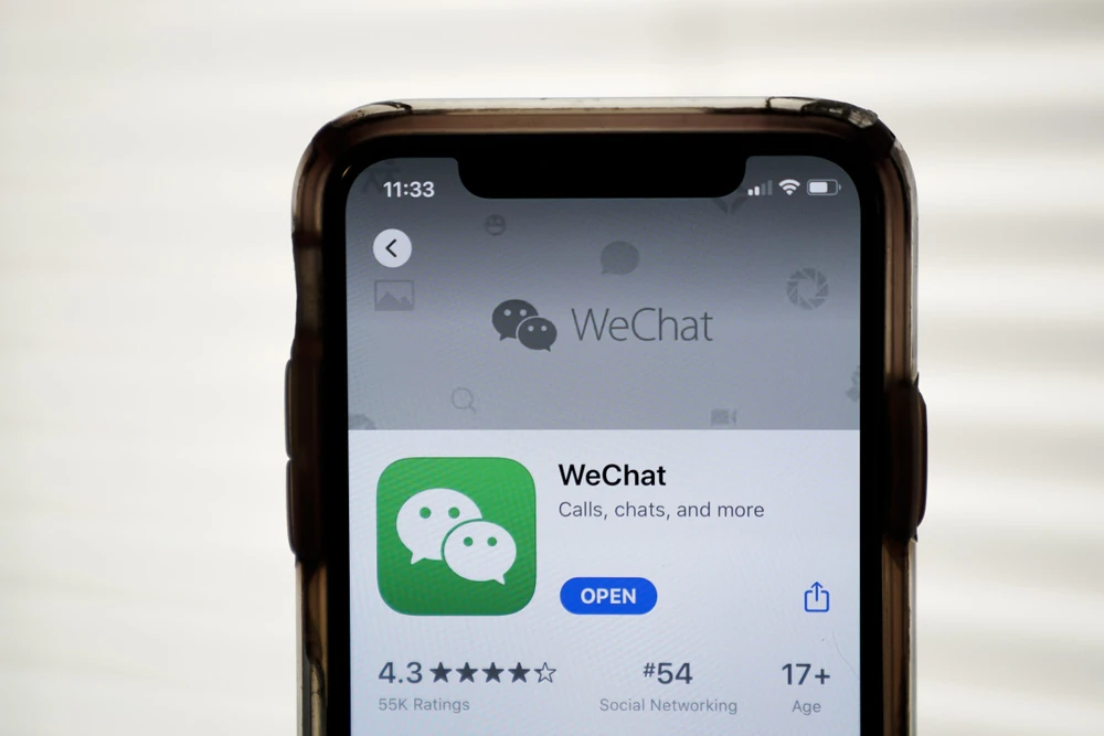 Biểu tượng WeChat trên một màn hình điện thoại ở Washington, DC, Mỹ. (Ảnh: AFP/TTXVN)