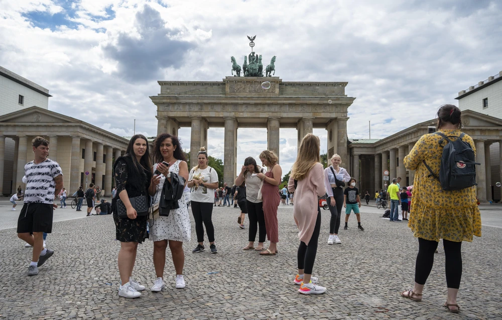 Khách du lịch tại Berlin, Đức ngày 4/8/2020, trong bối cảnh dịch COVID-19 lan rộng. (Ảnh: AFP/TTXVN)