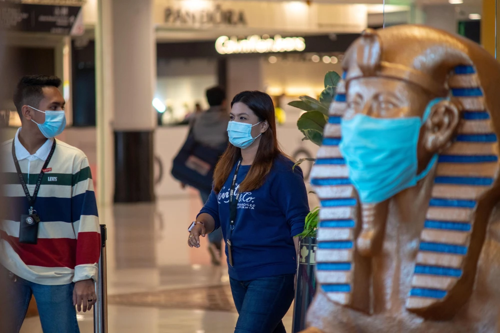 Người dân đeo khẩu trang phòng lây nhiễm COVID-19 tại Kuala Lumpur, Malaysia. (Ảnh: AFP/TTXVN)