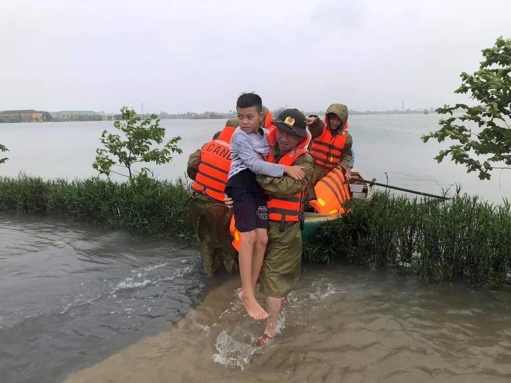Công an huyện Thạch Hà (Hà Tĩnh) hỗ trợ nhân dân sơ tán đến nơi an toàn. (Ảnh: TTXVN phát)
