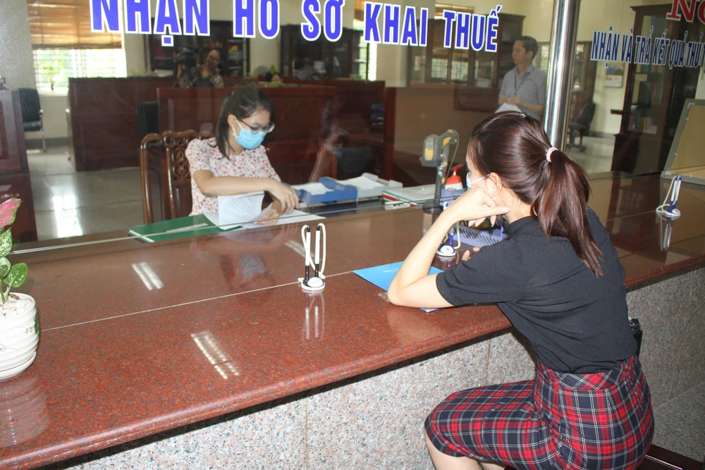 Người dân làm thủ tục tại Cục thuế tỉnh Ninh Bình. (Ảnh: Hải Yến/TTXVN)