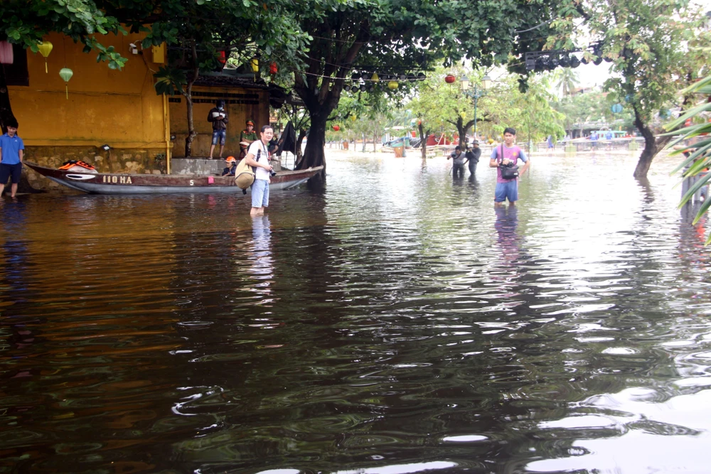 Một số đoạn đường trên các tuyến phố trong khu phố cổ Hội An bị ngập nước. (Ảnh: Trịnh Bang Nhiệm/TTXVN)