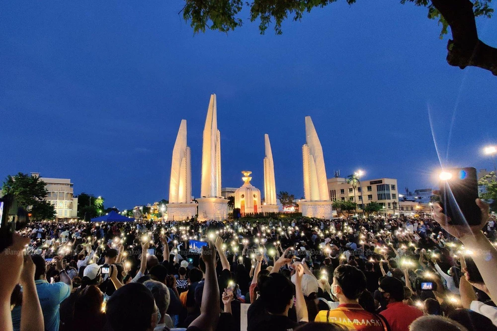 Người biểu tình tập trung tại Tượng đài Dân chủ ở Bangkok, Thái Lan. (Nguồn: Bangkok Post)