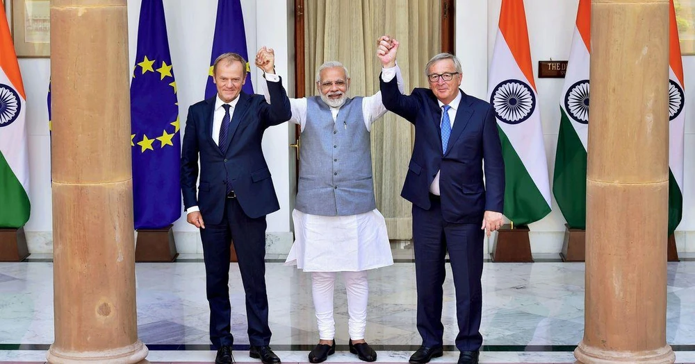 Thủ tướng Ấn Độ Narendra Modi bắt tay cựu Chủ tịch Ủy ban châu Âu Donald Tusk và cựu Chủ tịch Hội đồng châu Âu Jean-Claude Juncker ngày 6/10/2017. (Nguồn: PTI)