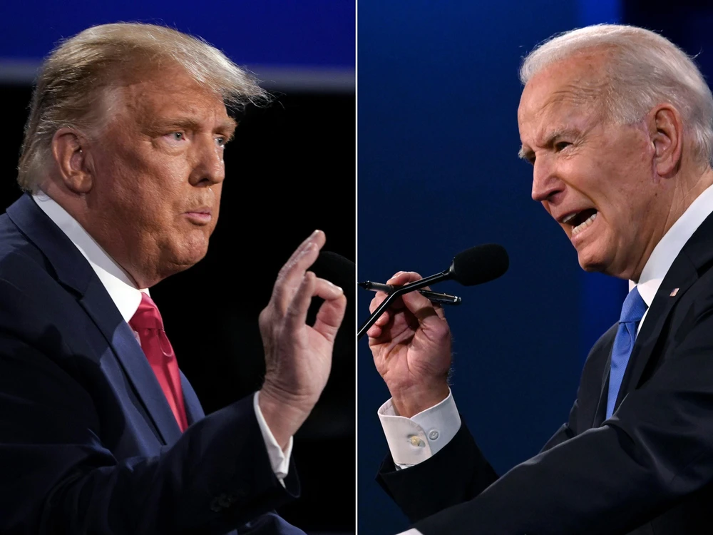 Đương kim Tổng thống Mỹ Donald Trump (trái) và ứng viên Tổng thống của đảng Dân chủ Joe Biden tại vòng tranh luận trực tiếp cuối cùng ở thành phố Nashville, bang Tennesse tối 22/10/2020 (giờ Mỹ). (Ảnh: AFP/TTXVN)