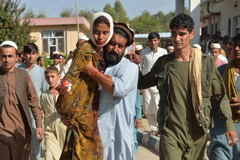 Chuyển một em nhỏ bị thương trong vụ đánh bom nhằm vào tòa nhà chính quyền huyện Ghani Khel, tỉnh Nangarhar (Afghanistan) tới bệnh viện, ngày 3/10/2020. (Ảnh: AFP/TTXVN)